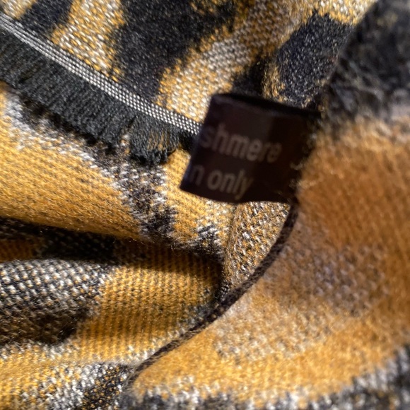 100% Cashmere Poncho/wrap. Perfect condition. - Picture 4 of 5